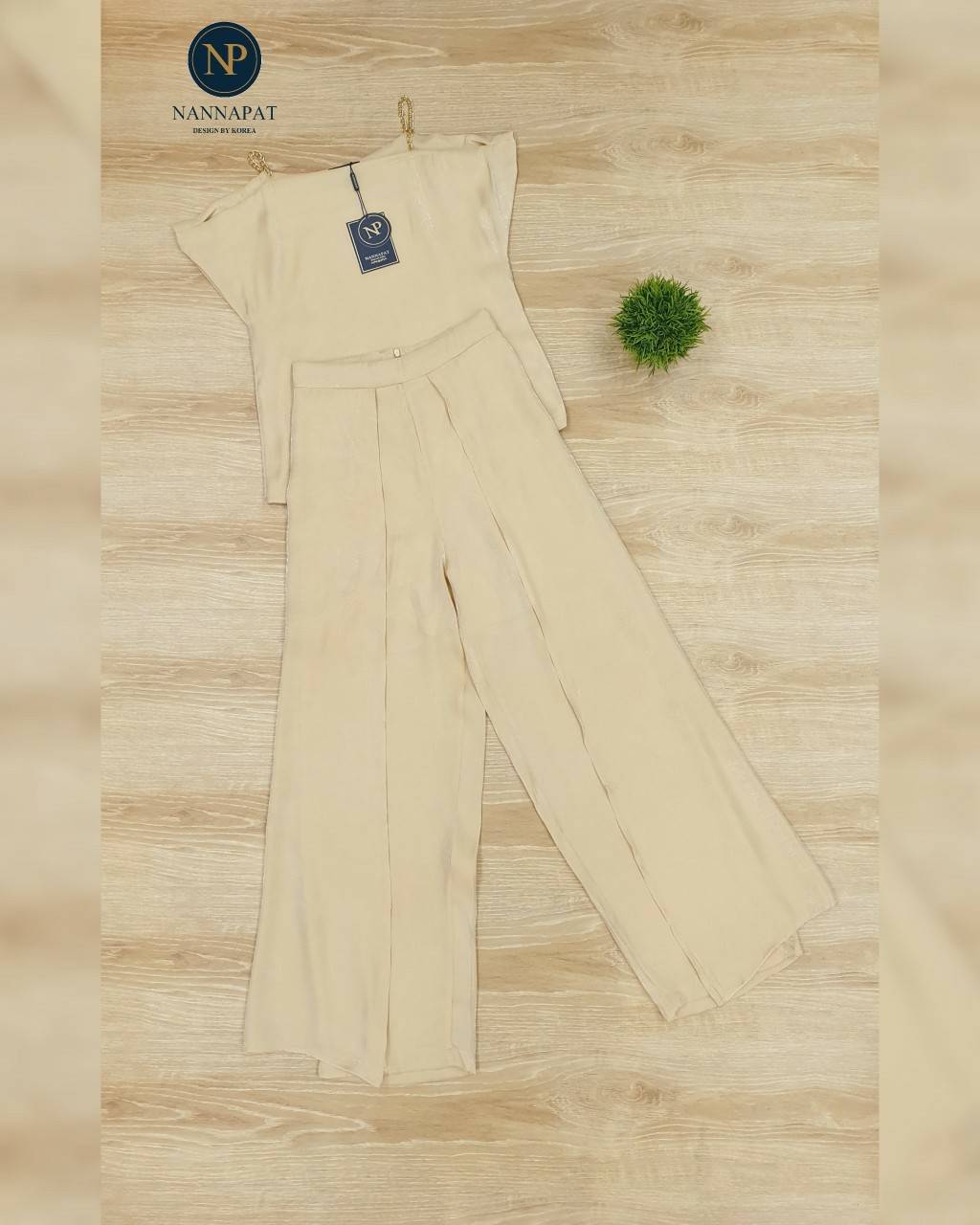 เสื้อสวมหัวไหล่โซ่ต่างระดับกางเกงขายาว