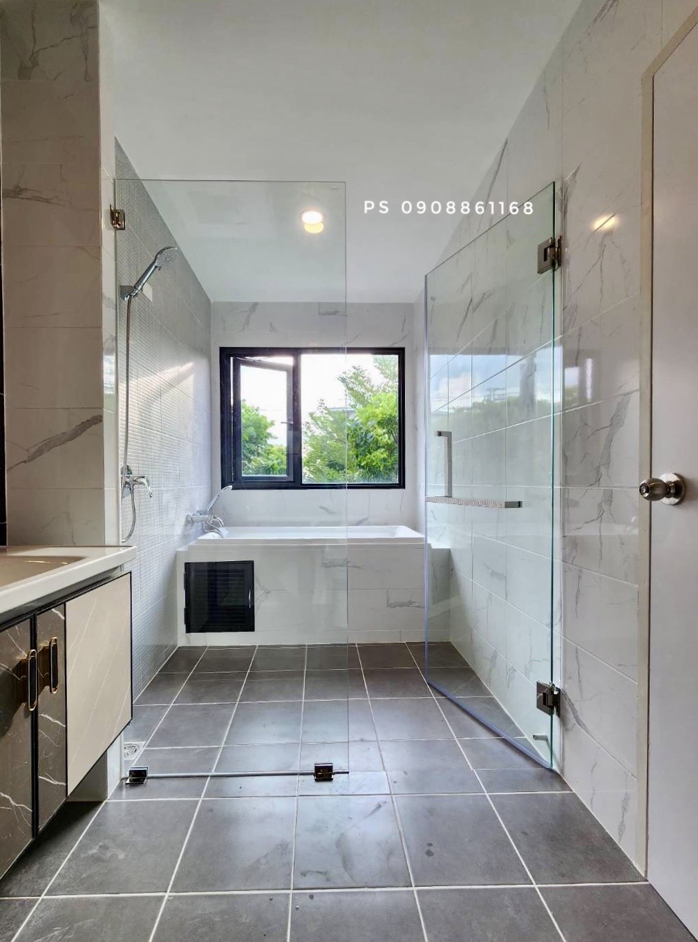 กั้นแบ่งส่วนเปียกแห้งในห้องน้ำด้วยกระจกเทมเปอร์ มือจับและอุปกรณ์สแตนเลส