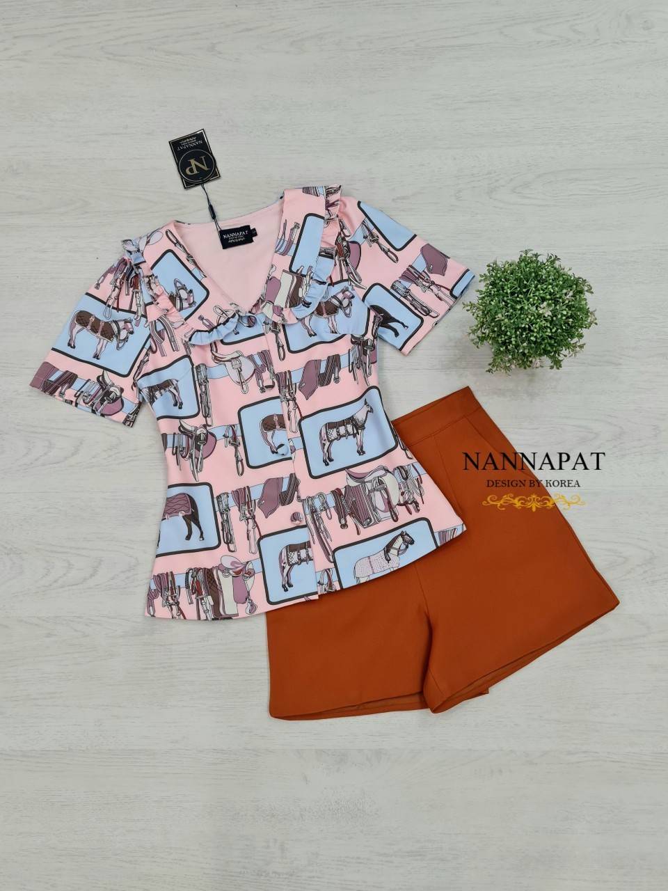 เสื้อกระดุมหน้า ลายกราฟฟิกเก๋ไก๋