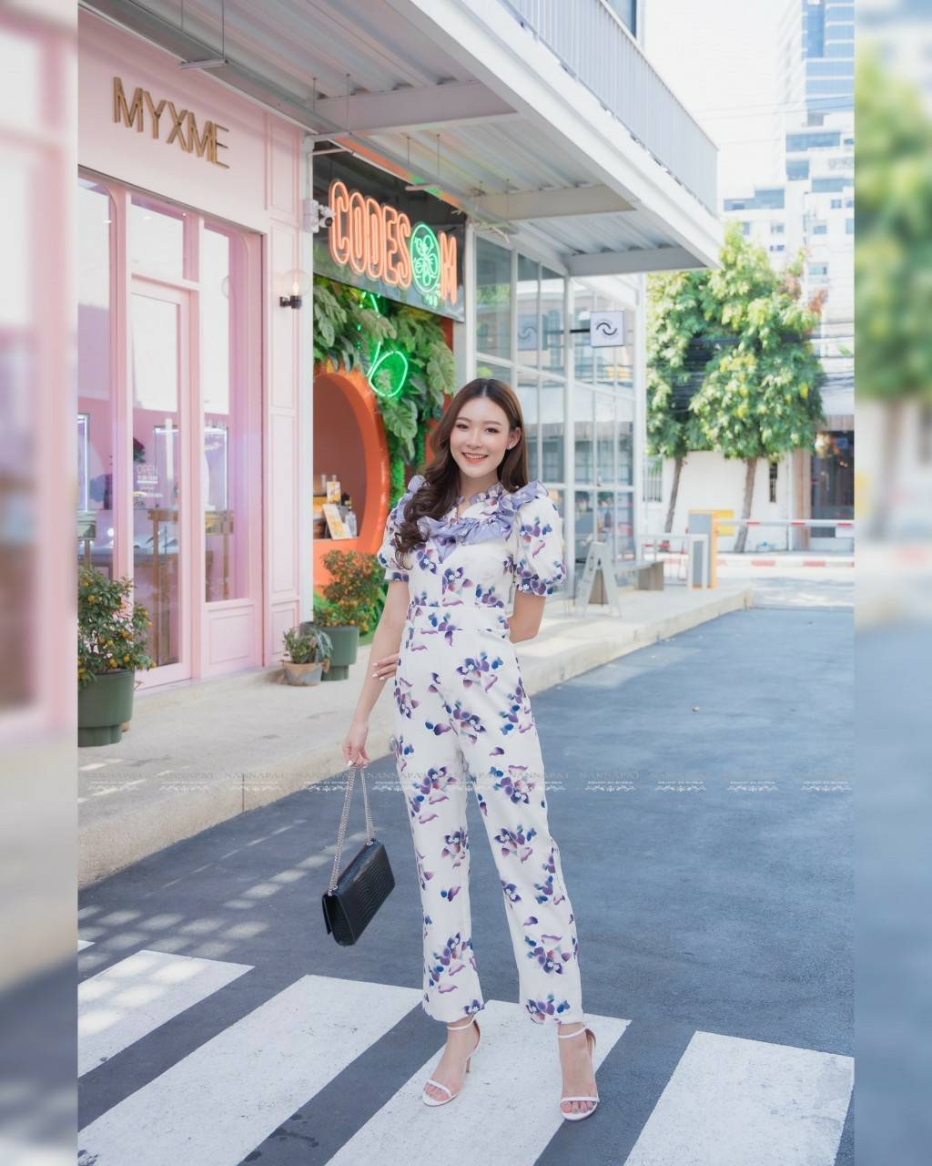 จั้มสูทซิปหลังแต่งระบายช่วงอก