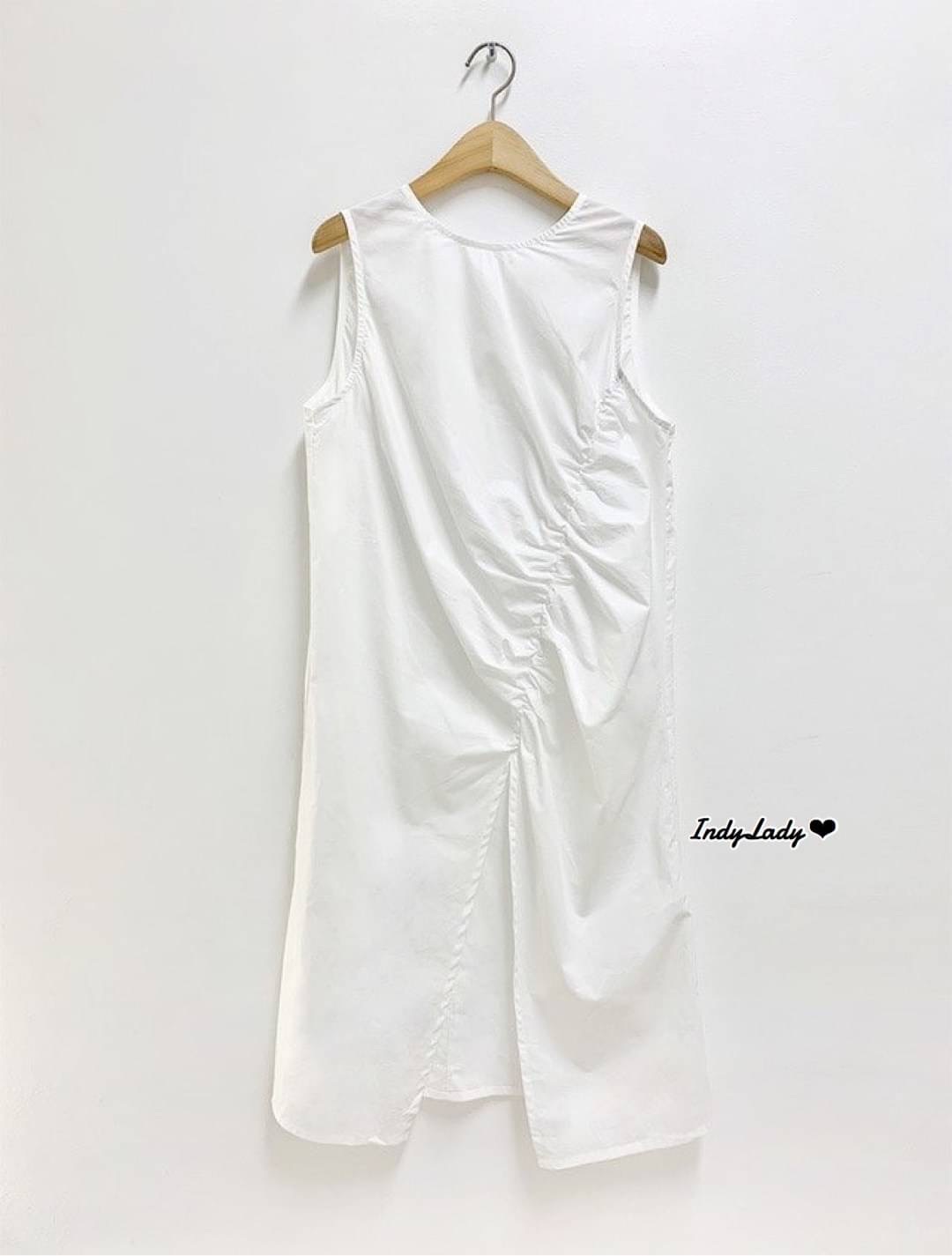 เสื้อแขนกุด สีขาว