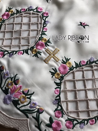 มินิเดรสผ้าเครปสีขาวปักลาย