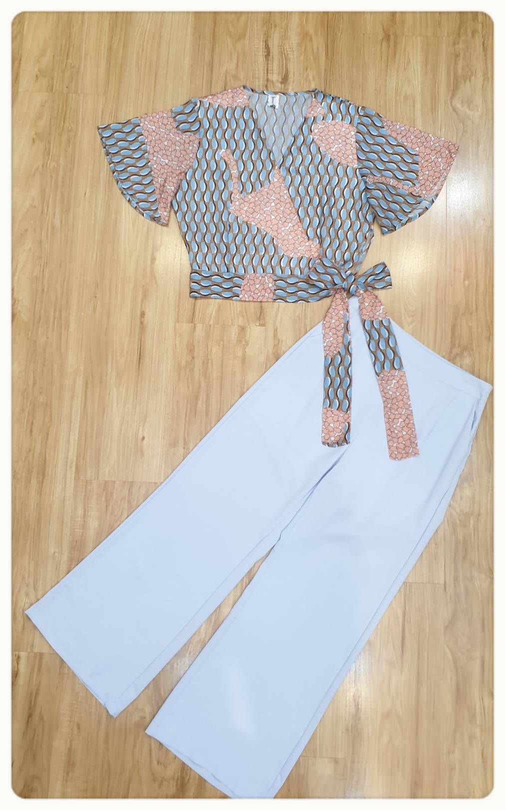 เสื้อคอวีแขนสั้นระบายกว้างพริ้วสวย