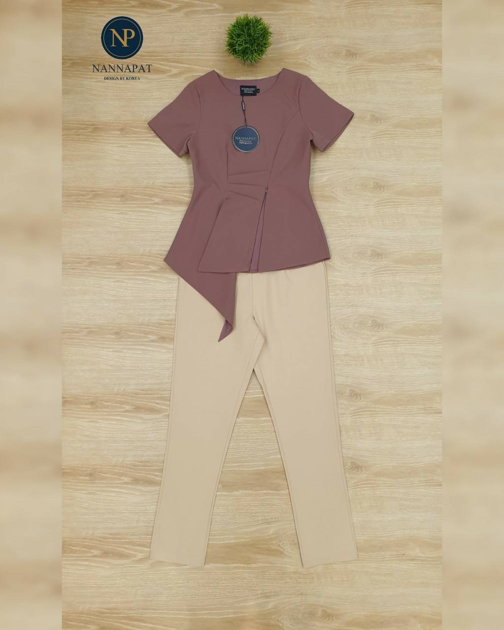 เสื้อเป็นซิปหน้ากางเกงเข้ารูป