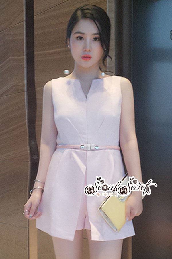 จั้มสูทขาสั้นเรียบหรูสวยเก๋ีสีชมพู