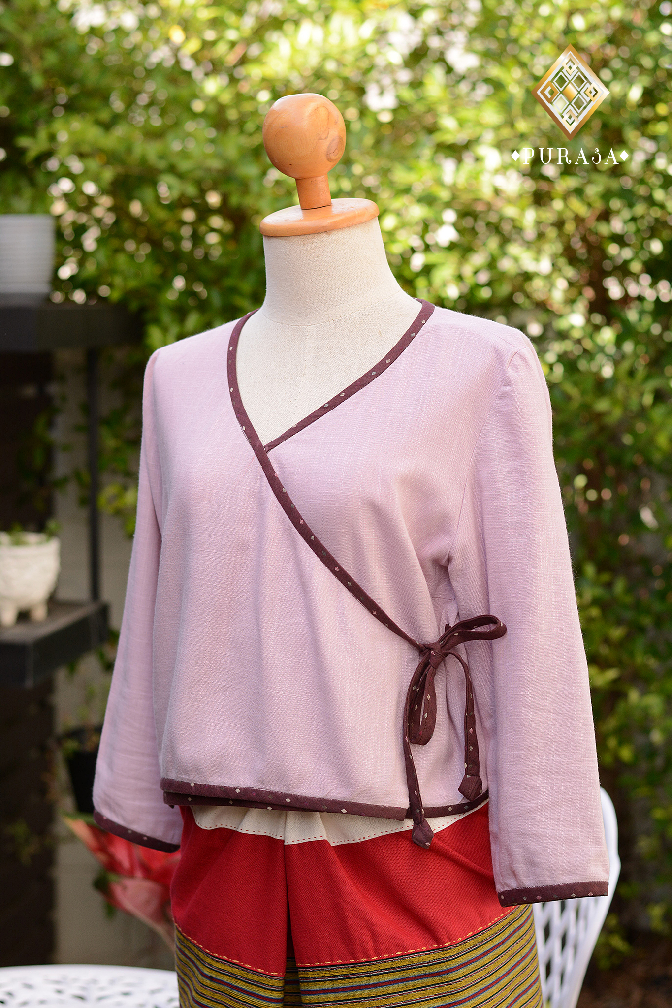 เสื้อใยกัญชงแต่งผ้ากุ๊นปักลาย