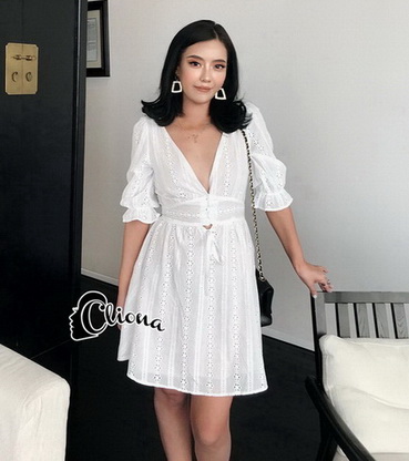 เดรสลูกไม้สีขาว คอวี แขนจั๊ม