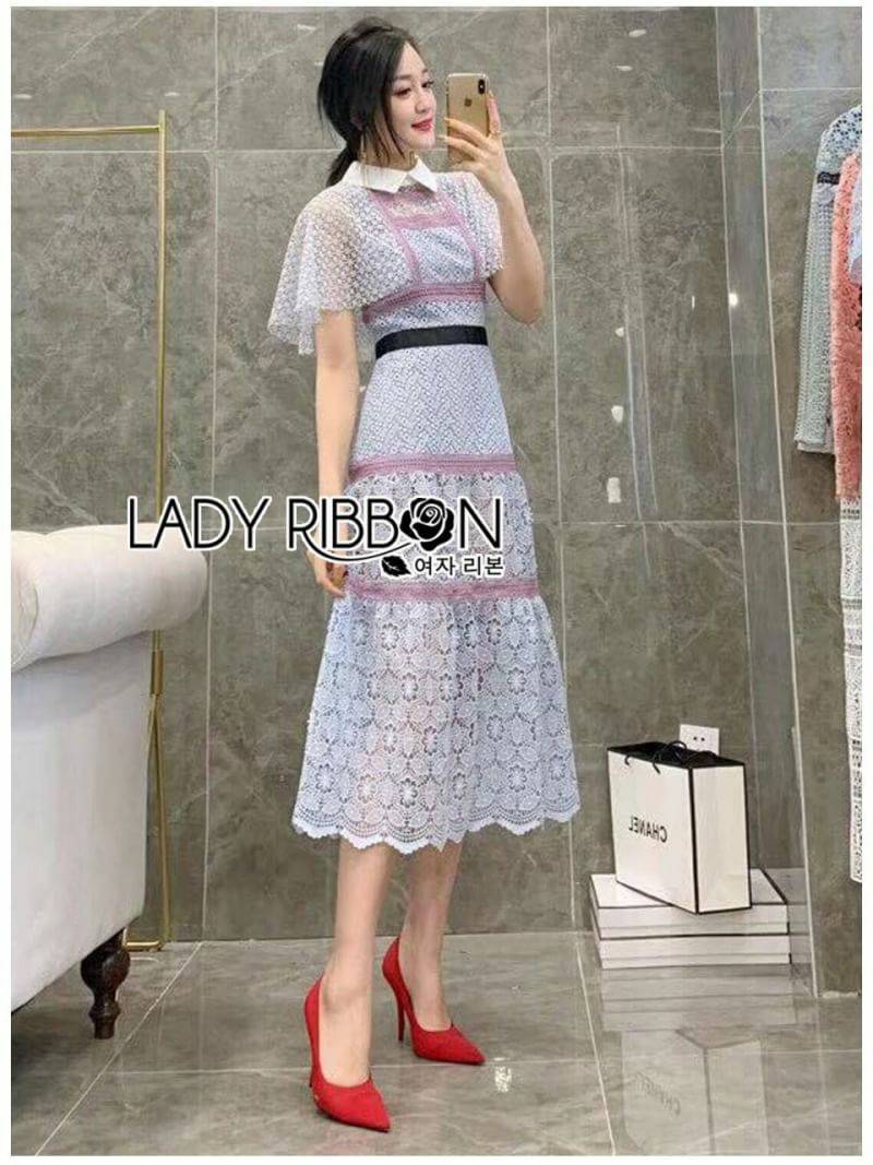 เดรสมีปกผ้าลูกไม้สีฟ้าตกแต่งแถบสีชมพู