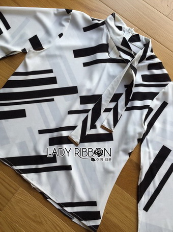 Lady Carlie Graphic Cut-Out Flared-Sleeve Top