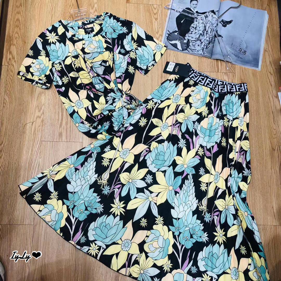 เสื้อ+กระโปรงพลีทตัวเสื้อแขนสั้น