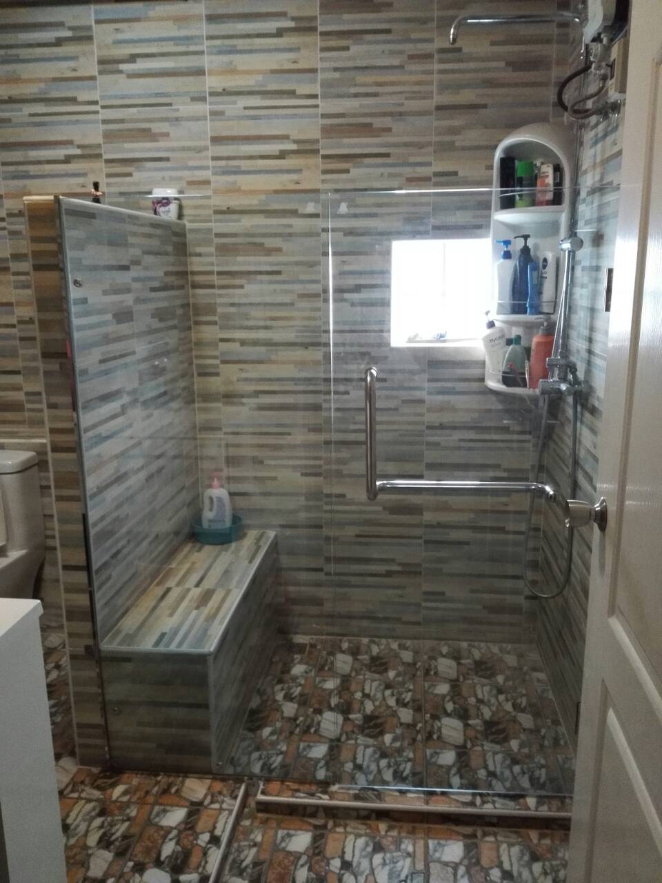 การกั้นห้องน้ำโดยใช้กระจกเทมเปอร์