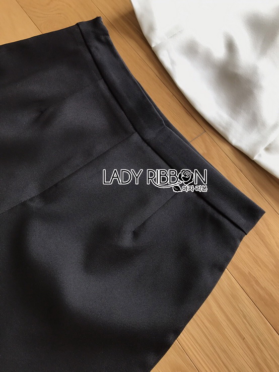 เซ็ตเสื้อตกแต่งสายมุกและริบบิ้นพร้อมกางเกงขาสั้นสีดำ