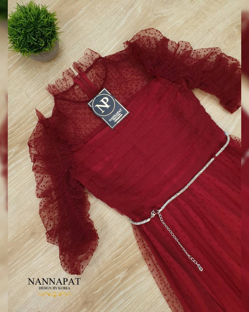 เดรสยาวมาพร้อมเข็มเพชร