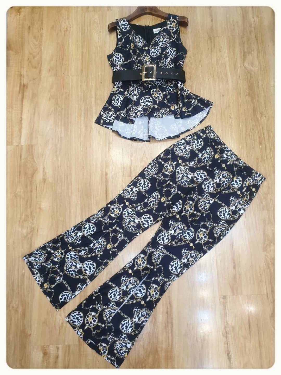 เสื้อคอวีแขนกุดเอวขอบชายระบาย