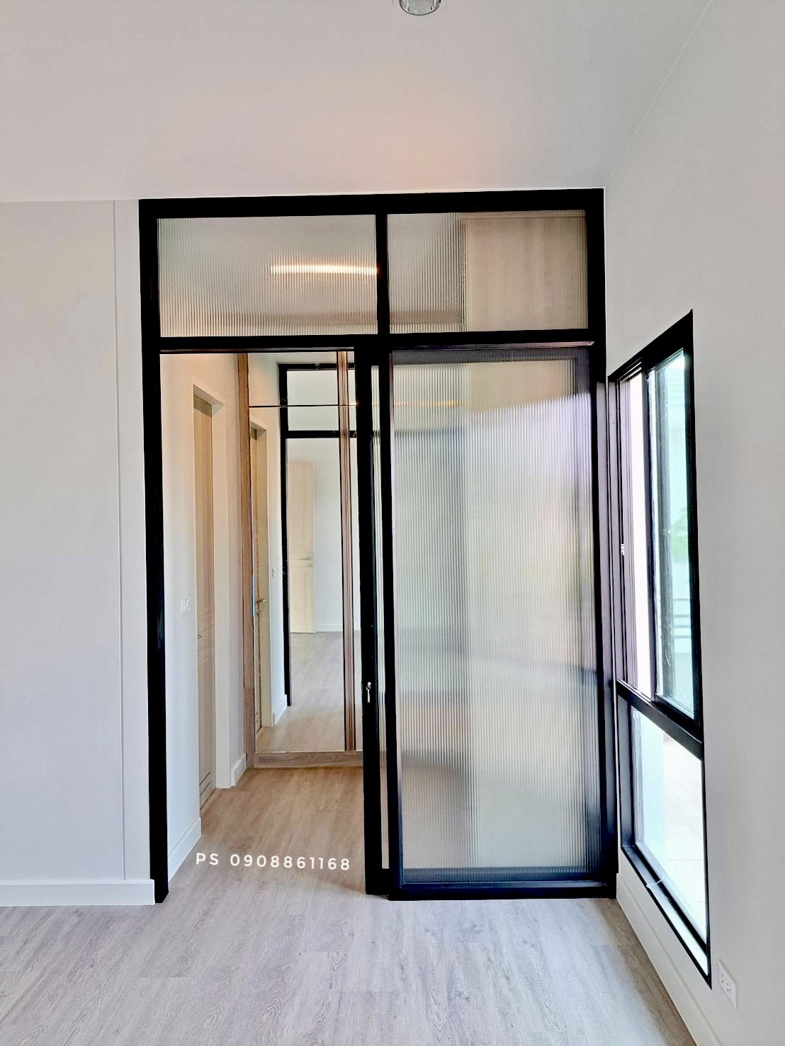 กั้นห้องwalkinclosetด้วยประตูบานเลื่อนแขวนอลูมิเนียมสีดำกระจกลอนแก้วสวยหรู