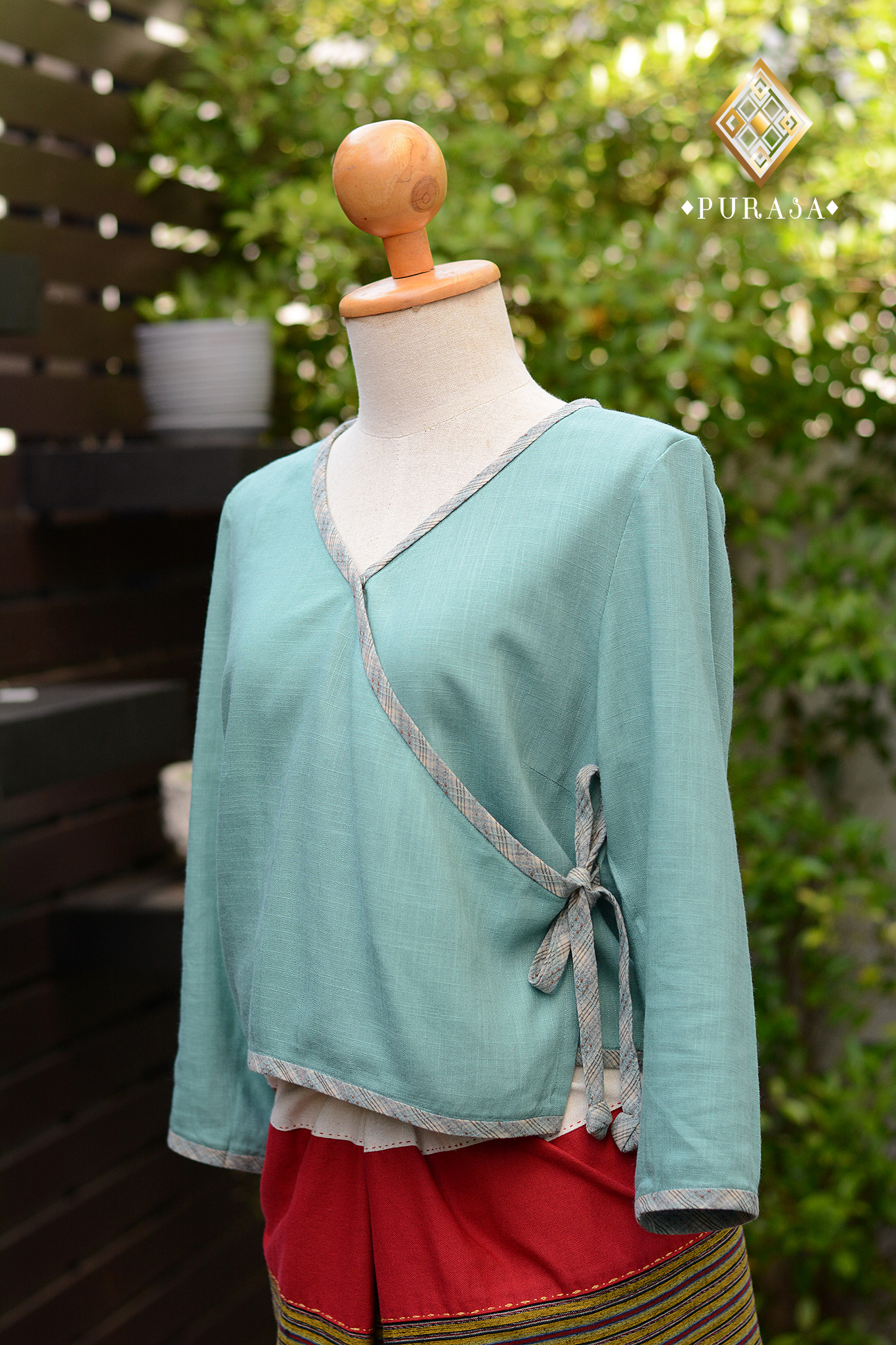 เสื้อใยกัญชงแต่งผ้ากุ๊นปักลาย