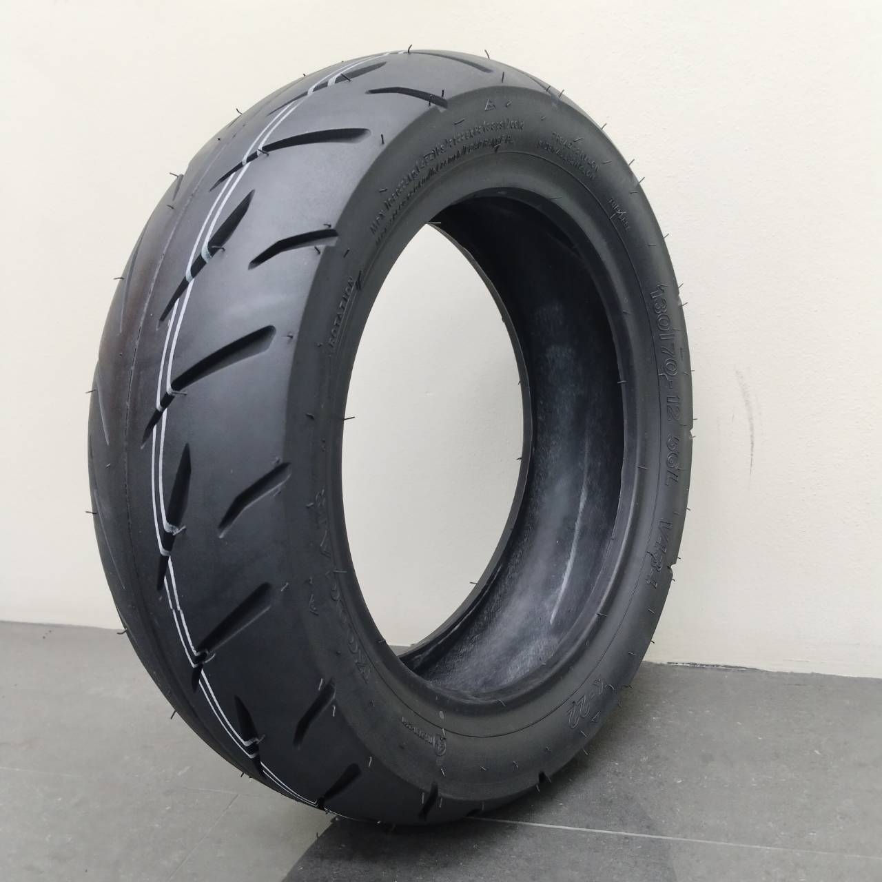 ยางนอกมอเตอร์ไซค์ ขอบ 12 รุ่น K22 ยี่ห้อ KOOGAR ( ยางเรเดียล ไม่ต้องใช้ยางใน) ขนาด 120/70-12 ,130/70-12