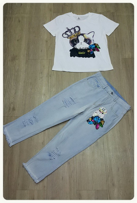 เสื้อคอกลมสีขาวกางเกงผ้ายีนส์