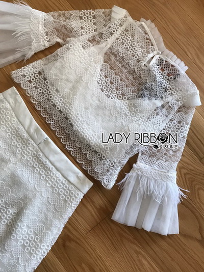 เสื้อลูกไม้ซีทรูตกแต่งขนนกและกระโปรงผ้าลูกไม้