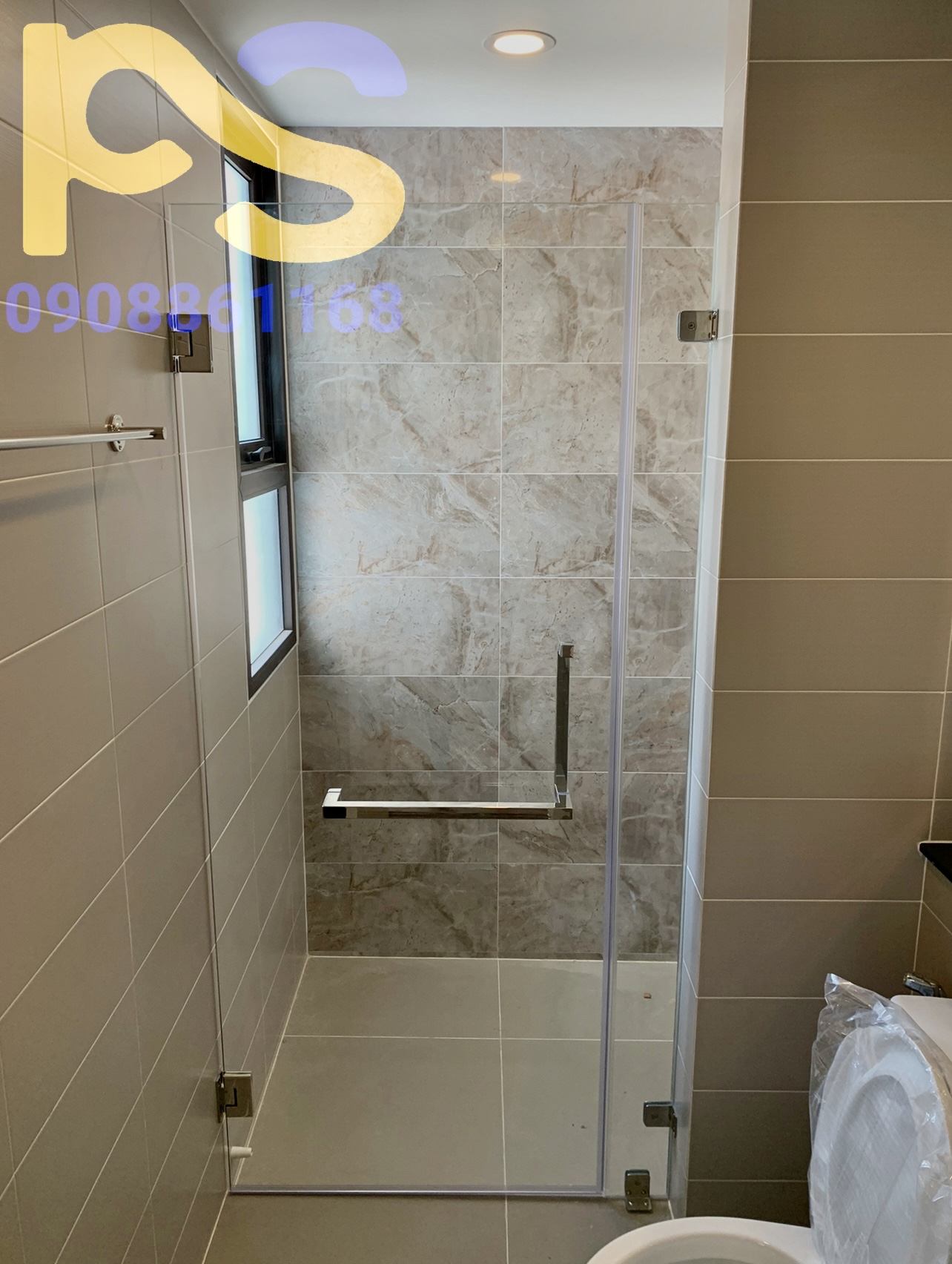 กั้นแบ่งส่วนเปียกแห้งในห้องน้ำด้วยกระจกเทมเปอร์มือจับเหลี่ยมสวยหรู