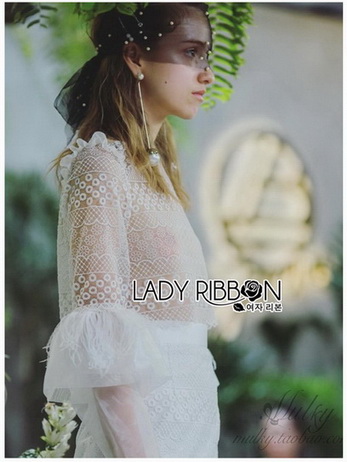 เสื้อลูกไม้ซีทรูตกแต่งขนนกและกระโปรงผ้าลูกไม้