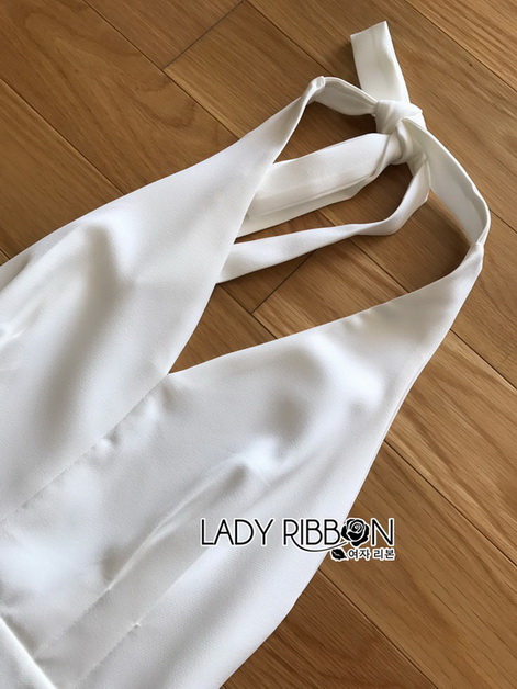จัมป์สูทสีขาวทรงผูกคอตกแต่งผ้าพลีต