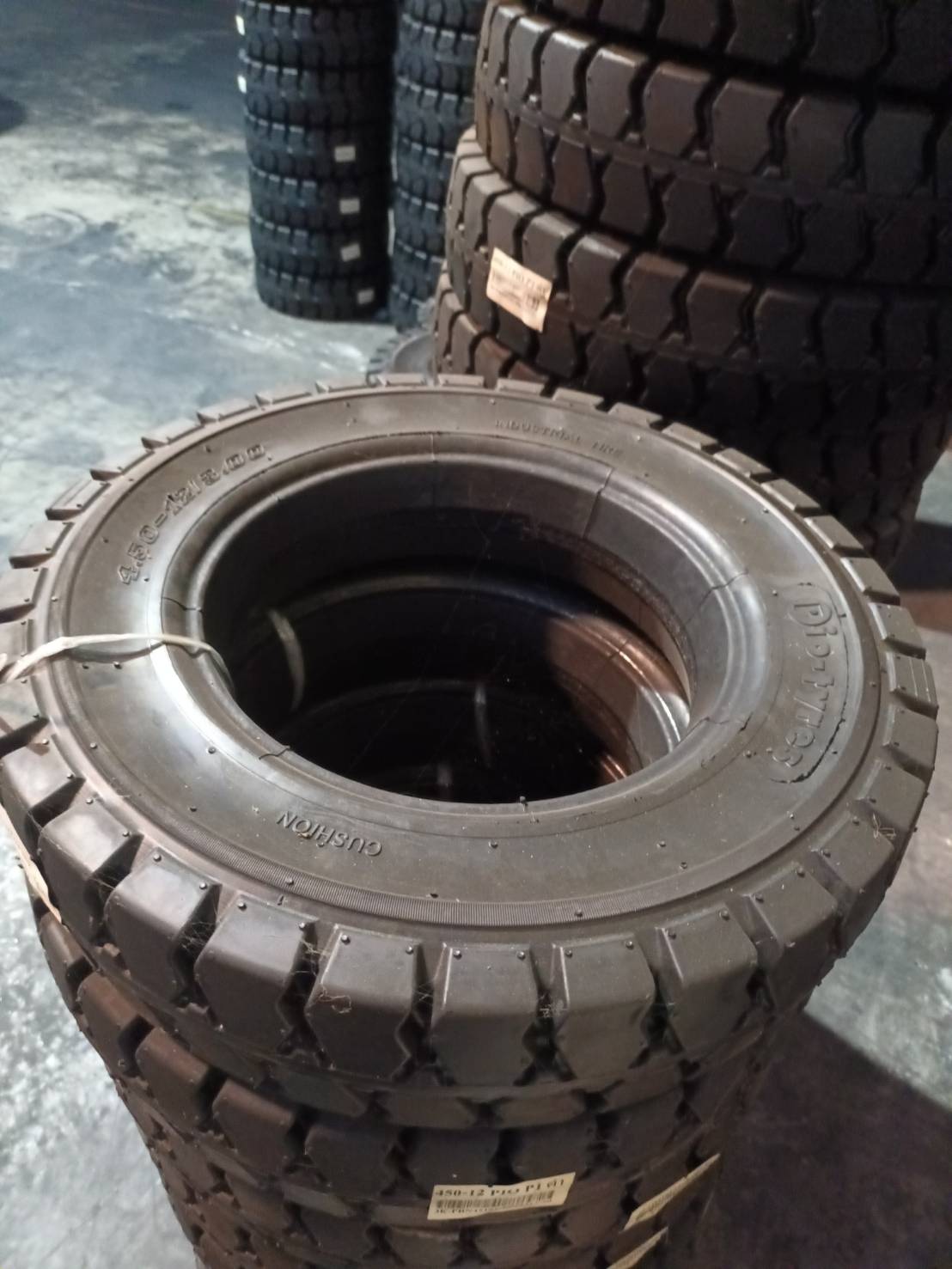 ยางรถโฟล์คลิฟท์ ขนาด 4.50-12 ชนิด ยางตัน ยี่ห้อ PIO TYRES