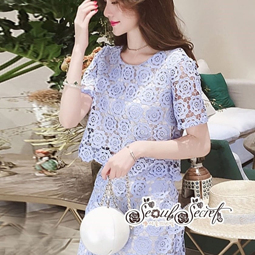 เสื้อทรงครอปพอดีตัว มีซับทรงครอปเย็บติดด้านในสีครีม