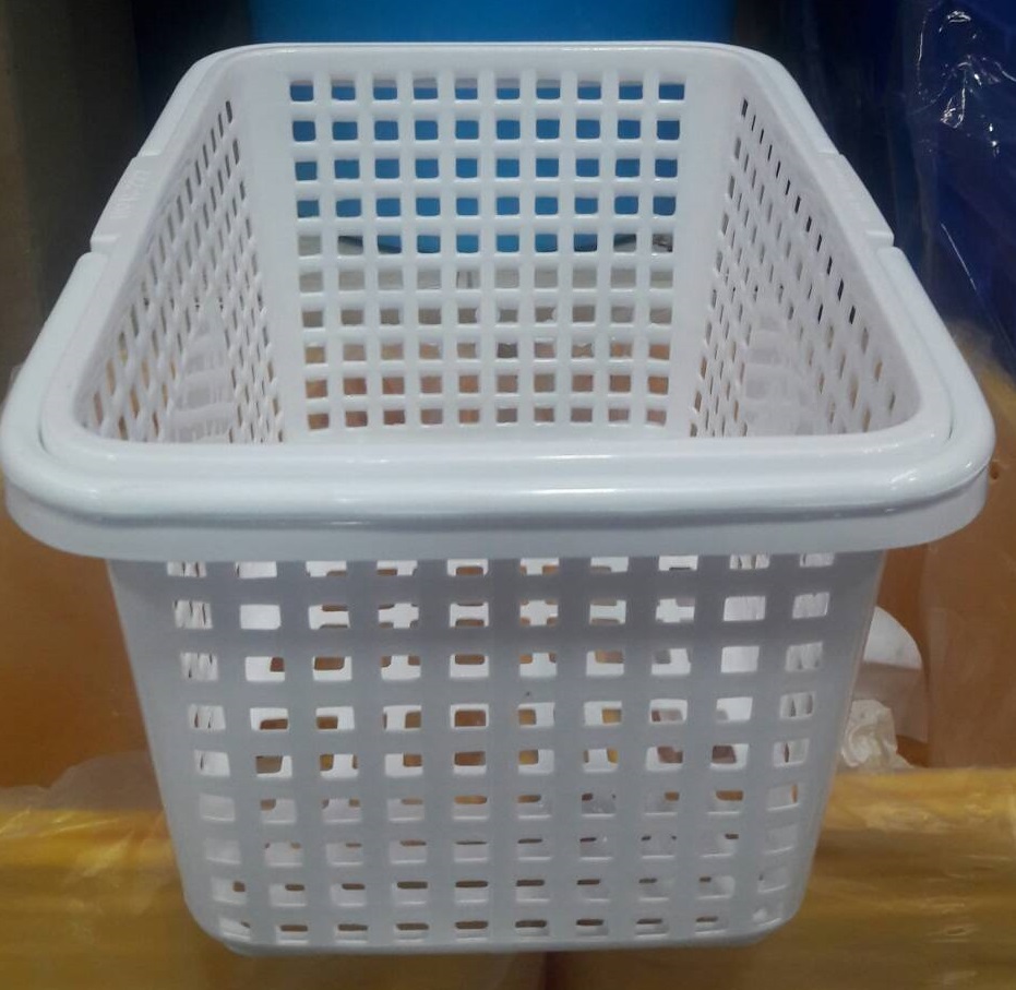 ตะกร้าพลาสติกสีขาว