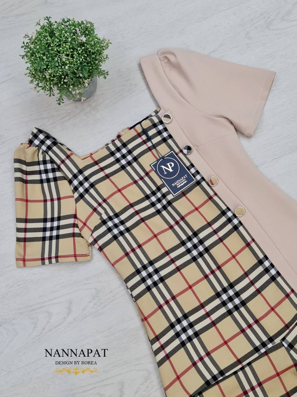 เสื้อซิปหลัง แต่งกระดุมแถบข้าง