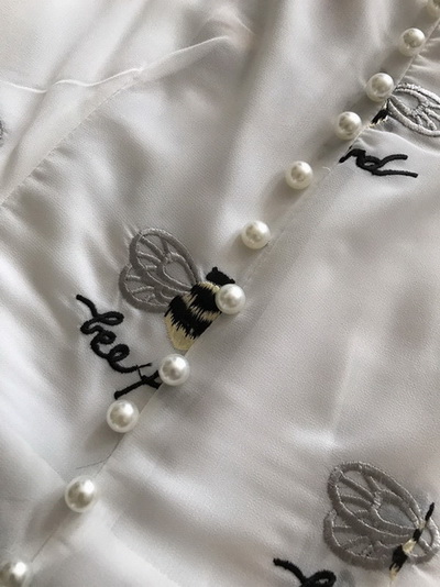 เดรสผ้าชีฟองสีขาวปักลายตกแต่งแขนระบาย