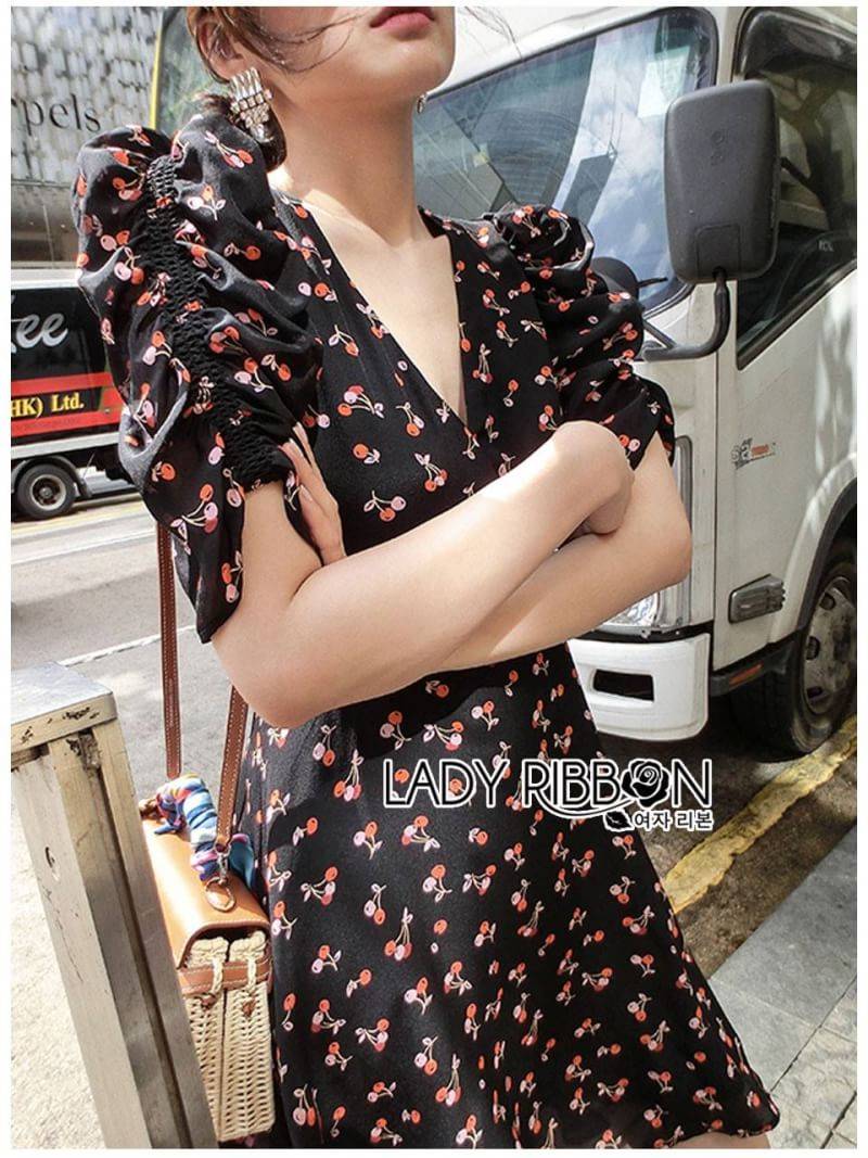 เดรสสั้นผ้าเครปสีดำพิมพ์ลายเชอร์รี่