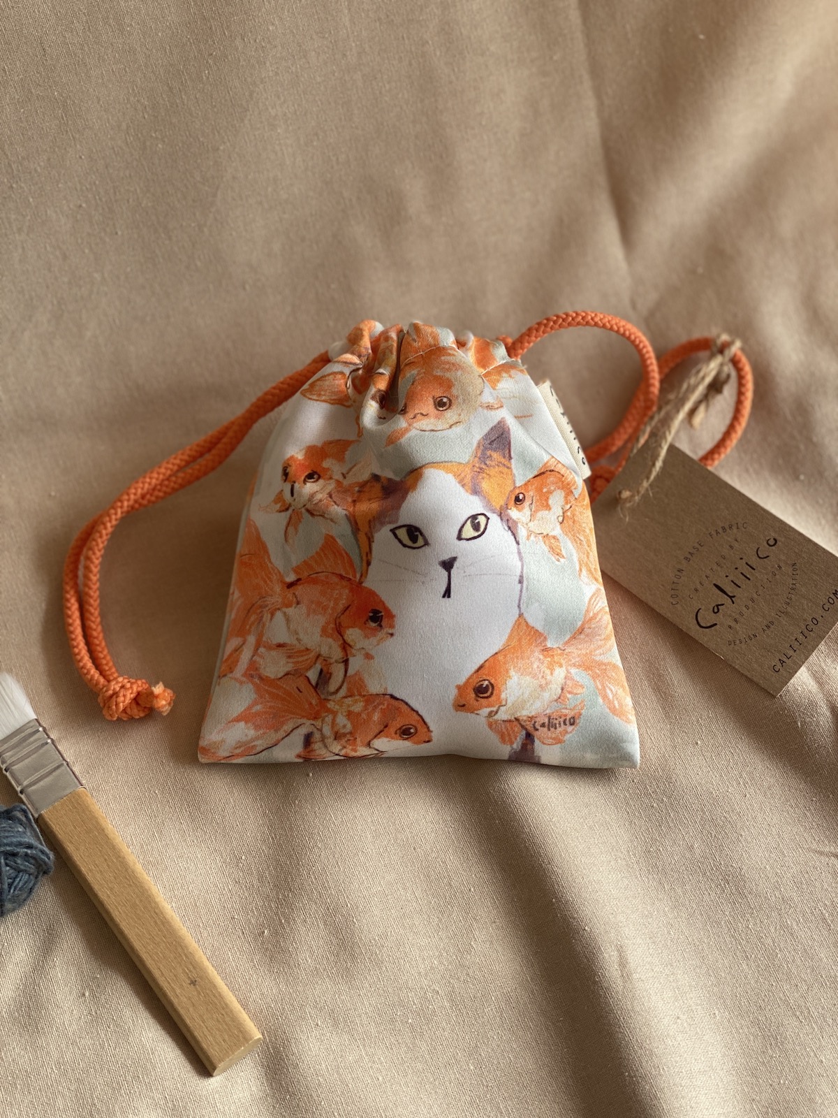ถุงผ้าซาตินหูรูด ลายแมวปลาทอง Smallbag Satin print