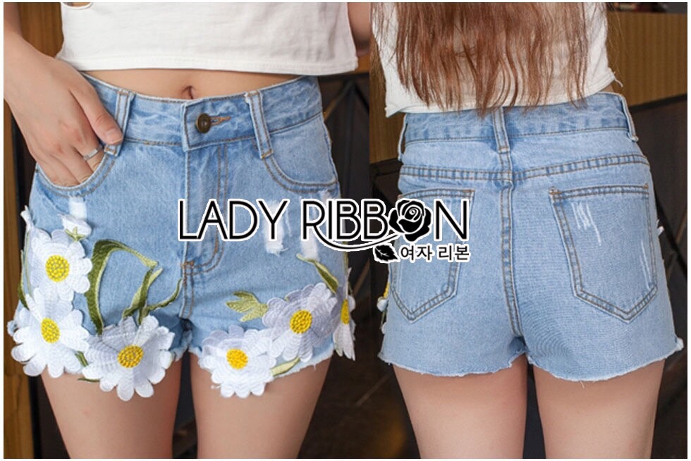 Lady Ribbon Online เสื้อผ้าออนไลน์ ขายส่ง LR15200616 🎀 Lady Ribbon's Made 🎀 Lady Sophie Summer Daisy Embroidered Denim Hot Pants