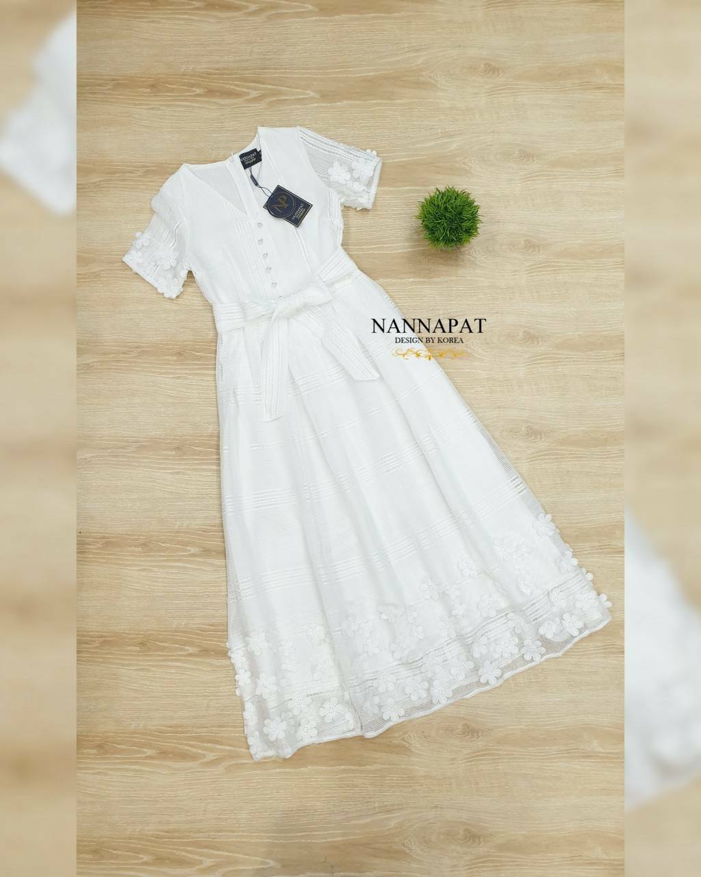 เดรสงานซิปหลัง แต่กระดุมมุกหน้า