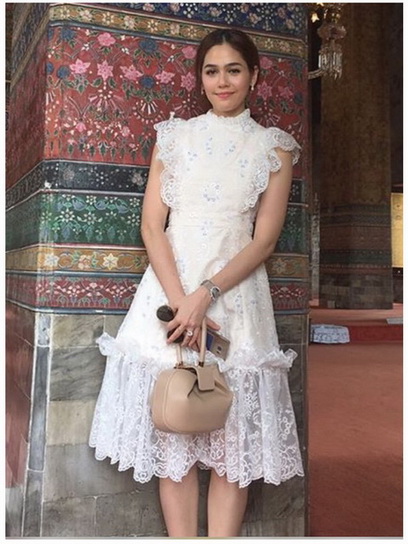 เดรสผ้าลูกไม้สีขาวตกแต่งระบาย