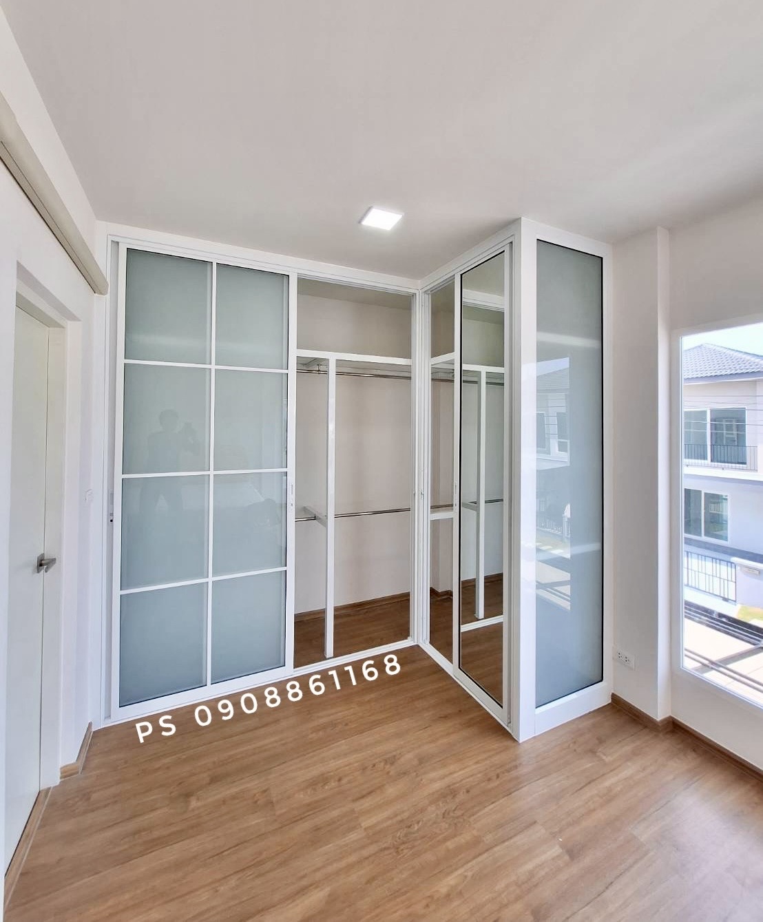 บิ้วอินตู้เสื้อผ้าเข้ามุมอลูมิเนียมสีขาวกระจกเงาและฝ้าคาดลายลูกฟักพร้อมชั้นวางของและราวแขวน