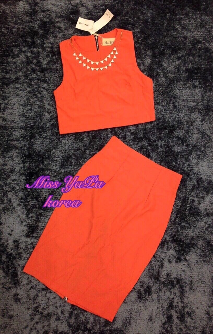 เซทเสื้อ+กระโปรง เสื้อครอปสีส้ม มาพร้อมสร้อยคอสุดเกร๋