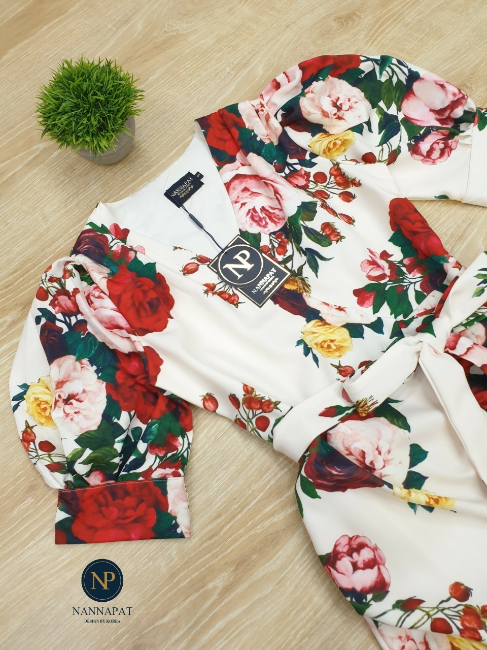 ชุดเดรสลายกุหลาบสีสวยสด