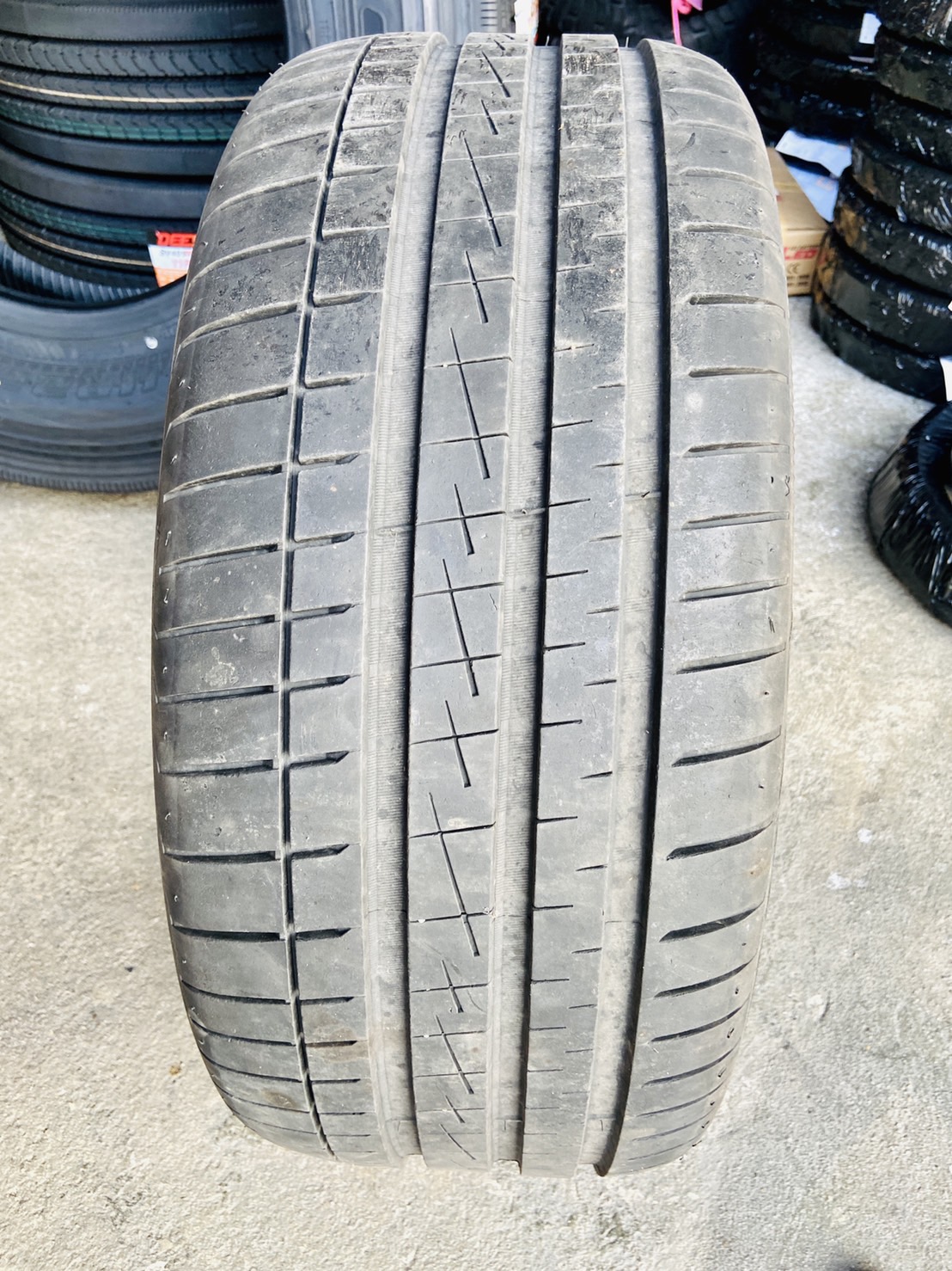 ยางรถยนต์ ขนาด 255/45R19 ยี่ห้อ VREDESTEIN (made in เนเธอร์แลนด์ (ยางมือ 2) ปี 23)