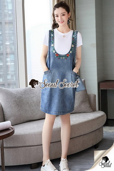 เสื้อสีขาวพร้อมเอี๊ยมกระโปรงสียีนส์
