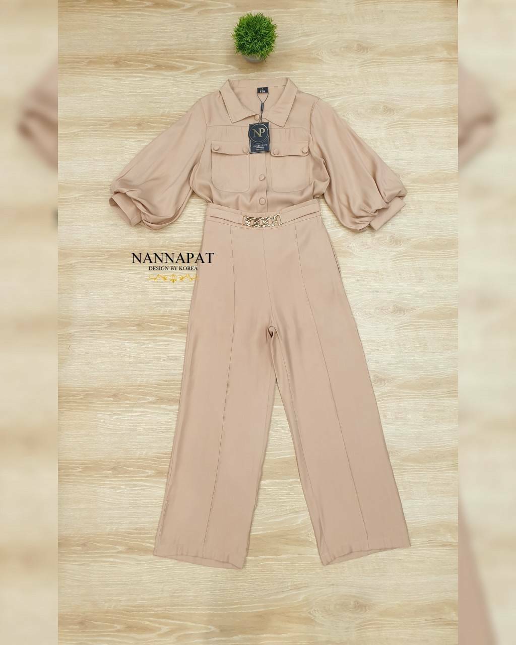 เสื้อคอปกกระดุมหน้า มีกระเป๋า กางเกงขาบาน