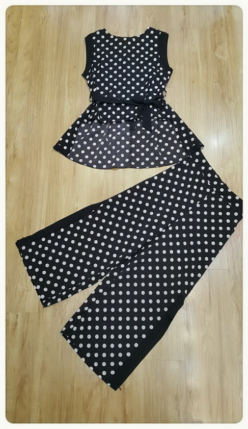 เสื้อทรงสวยมากแขนกุดขอบดำ ชายเสื้อหน้าสั้นขอบตรง