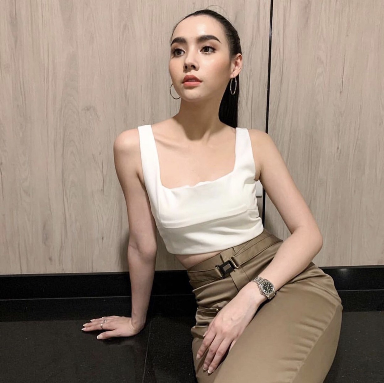 เสื้อครอปสีขาวงานซิบหลัง