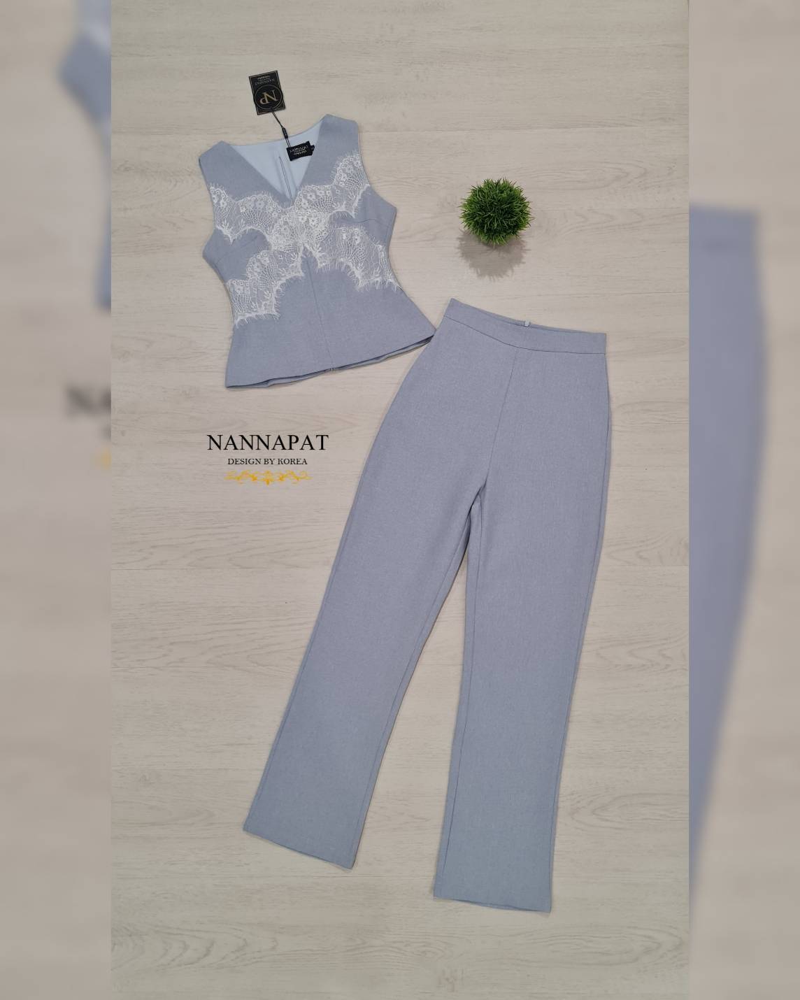 เสื้อซิปหลัง แต่งด้วยผ้าลูกไม้ กางเกงทรงสวยเป๊ะ