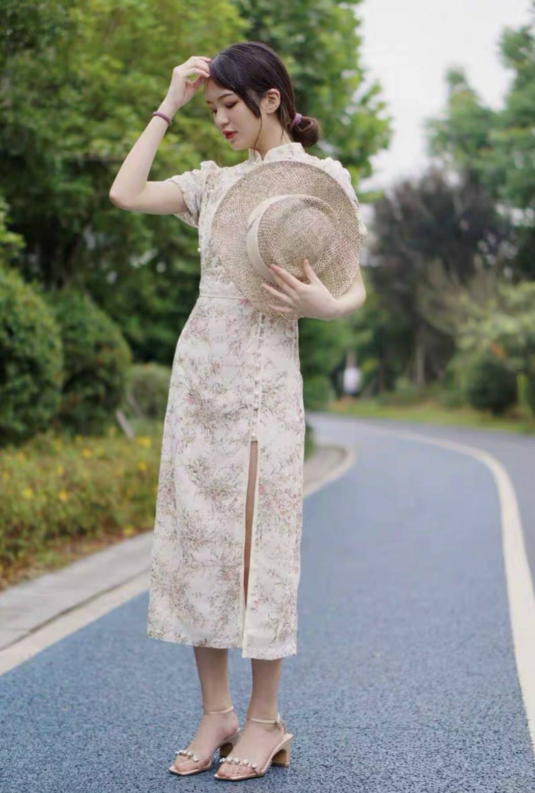 กี่เพ้าลูกไม้ปักดิ้นทองลายดอกไม้