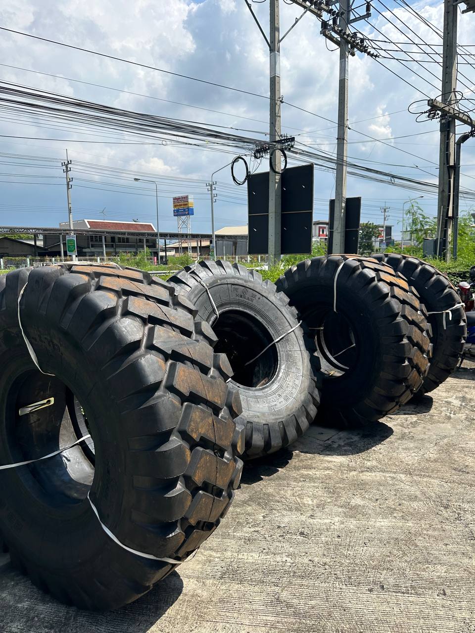 ยางรถอุตสาหกรรม รถตัก รถเกรด ขนาด 23.5-25 รุ่น L-3/G-26 (ครบชุด) ชนิด TT 20PR ยี่ห้อ AEOLUS