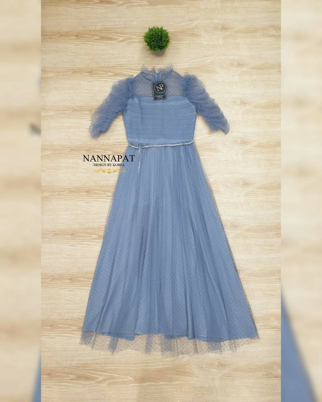 เดรสยาวมาพร้อมเข็มเพชร