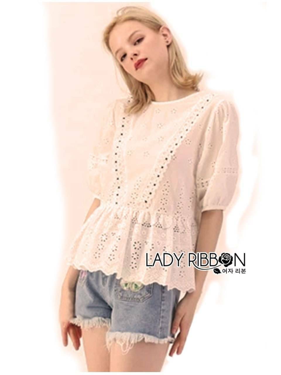 เสื้อตัวสั้นสีครีมตัวนี้เป็นผ้าคอตตอนลูกไม้
