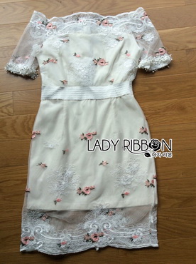 Lady Ribbon Online ขายส่งเสื้อผ้าออนไลน์ของแท้ LR15300616 🎀 Lady Ribbon's Made 🎀 Lady Camille Off-Shoulder Embroidered Lace Body-Con Dress